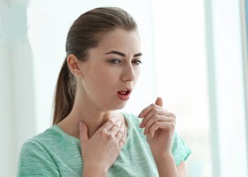 چەند نیشانەیەکی توشبووانی کۆرۆنای ئۆمیکرۆن