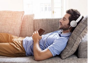 ئایا گوێ گرتن لە گۆرانی پێش خەوتن زیانی هەیە؟