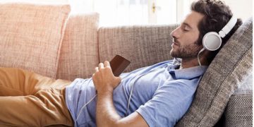 ئایا گوێ گرتن لە گۆرانی پێش خەوتن زیانی هەیە؟