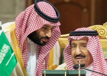 شای سعوودیە و دیارنەمانی لە کۆبوونەوەی ئەنجومەنی هاریکاری؛ ئایا بن سەلمان بە کردەوە دەسەڵاتی وەرگرتووە؟