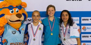 پاڵه‌وانێكى مه‌له‌وانى كورد له‌ هۆڵه‌نده‌وه‌ ركابه‌رى ده‌كات