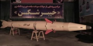 مووشەکی ستراتیژیی خەیبەرشکێنی سوپای پاسداران ڕوونوێنی کرا