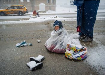 چارەنووسی منداڵانی ئەفغانستان؛ برسێتی، سەرما و نەخۆشی