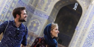 داهاتی هاتنی هەر گەشتیارێکی بیانی بەرامبەر بە داهاتی فرۆشتنی 30 بەرمیل نەوتە