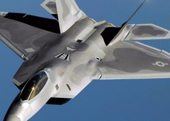 ترەمپ: ڕووسیا بە فڕۆکەی ئێف 22 و بە ئاڵای چین بۆردومان بکەین