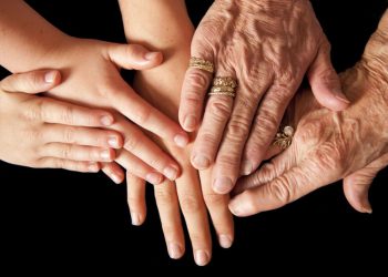 11 خوی ڕۆژانە کە ئێوە پیر دەکات