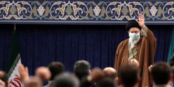حەزرەتی ئایەتوڵڵا خامنەیی:ئیسلام ڕێزی تەواو لە کرێکار دەگرێت