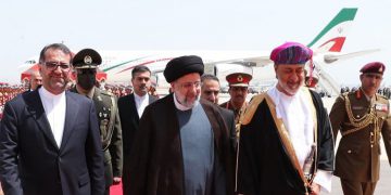سوڵتانی عۆمان بە فەرمی پێشوازیی لە سەرۆک کۆماری ئیسلامی ئێران کرد