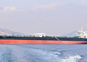 دوو کەشتی یۆنانی لە ئاوەکانی کەنداوی فارس دەستی بەسەردا گیرا