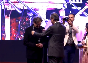 خەڵات کردنی چەند هونەرمەندێک لە فیستیڤاڵی گەلاوێژ