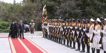 لە تاران بە فەرمی پێشوازی لە سەرۆک وەزیرانی عێراق کرا