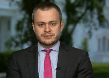 شرۆڤەکارێکی ئەمریکی: زۆربەی ئەمریکییەکان داوای گەڕانەوەی واشنتن بۆ ڕێکەوتنی ناوەکی ئێران دەکەن