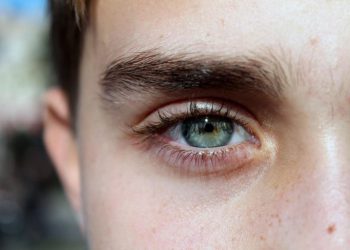 چەند نیشانە و جۆرەکانی ئاوی سپی چاو