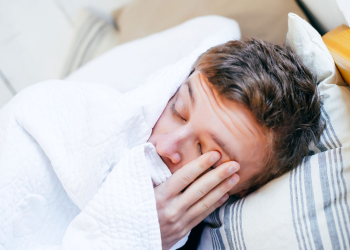 بۆ لە کاتی خەودا ئارەق دەکەین؟