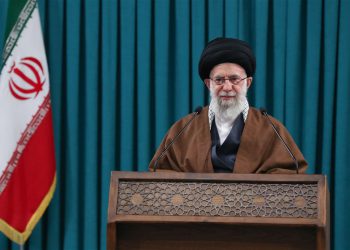 حەزرەتی ئایەتوڵڵا خامنەیی: پاراستنی وڵات بە خۆڕاگری دەبێت نەک خۆبەدەستەوەدان