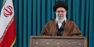 حەزرەتی ئایەتوڵڵا خامنەیی: پاراستنی وڵات بە خۆڕاگری دەبێت نەک خۆبەدەستەوەدان