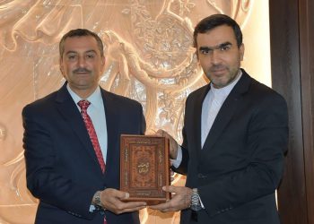 سەرکۆنسووڵی ئێران دیوانی 5 شاعیری بەناوبانگی فارسی زمانی پێشکەش بە پارێزگاری سلێمانی کرد