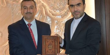 سەرکۆنسووڵی ئێران دیوانی 5 شاعیری بەناوبانگی فارسی زمانی پێشکەش بە پارێزگاری سلێمانی کرد