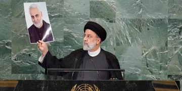 ئەندامێکی پەرلەمانی عێراق ستایشی بەرزکردنەوەی وێنەی شەهید سولێمانیی لە لایەن ئایەتوڵڵا ڕەئیسییەوە کرد