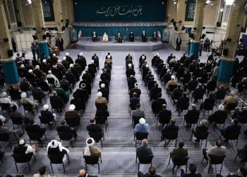 ڕێبەری مەزنی شۆڕشی ئیسلامی: ئێران لە بەرامبەر وڵاتە زلهێزەکان ڕاوەستاوە