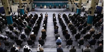 ڕێبەری مەزنی شۆڕشی ئیسلامی: ئێران لە بەرامبەر وڵاتە زلهێزەکان ڕاوەستاوە