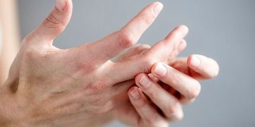 زانیاری لە سەر لەرزینی دەستەکان