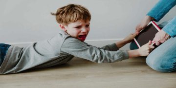 ئایا منداڵان دەبێت مۆبایلیان هەبێت یان نە؟