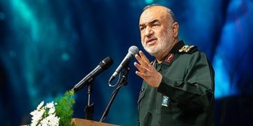 فەرماندەی گشتی سوپای پاسداران: دوژمنان ترساون و پەیام دەنێرن کە وەڵام نەدەینەوە