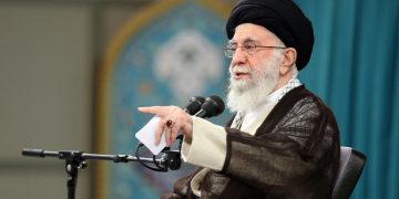 حەزرەتی ئایەتوڵڵا خامنەیی: تۆڵەی شەهید سولێمانی لە کاتی خۆیدا دەکەینەوە