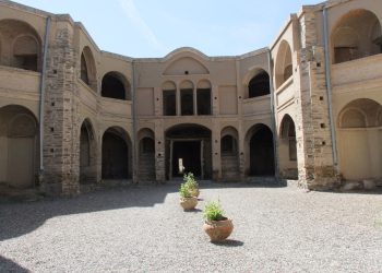 بازاڕ و کاروانسەرای شاری نەراق لە ئێران