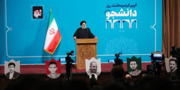 ئایەتوڵڵا ڕەئیسی: درووشمی ژن، ژیان، ئازادی دەڵێنەوە و ژیانیش لە خەڵک تێک دەدەن
