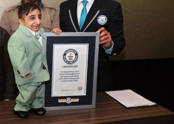 کورتەباڵاترین پیاوی جیهان: خەون بە یارمەتیدانی باوک و دایکمەوە دەبینم