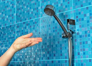 شتنی قژ بە ئاوی گەرم باشە یان سارد؟