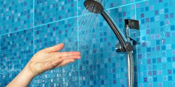 شتنی قژ بە ئاوی گەرم باشە یان سارد؟