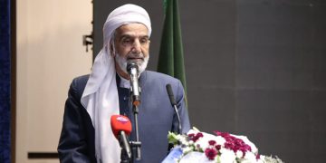 مامۆستا ڕۆستەمی: زانایانی کوردستان ئامادەی بەرگرین لە پیرۆزییەکانی شۆڕشی ئیسلامی