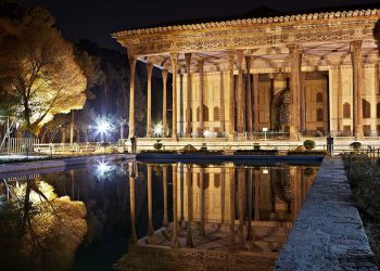 چل ئەستوون، کۆشکە ڕازاوەکەی ئەسفەهان لە ئێران