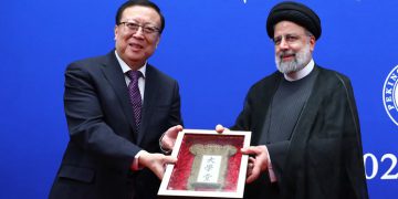 ئایەتوڵڵا ڕەئیسی بووە مامۆستای فەخریی زانکۆی پەکین