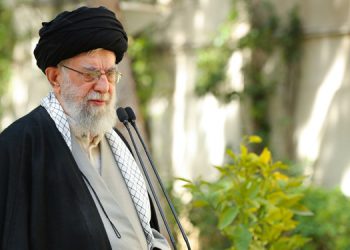 ڕێبەری مەزنی شۆڕشی ئیسلامی: ژەهراویکردنی قوتابییەکان تاوانێکی گەورەیە و لێخۆشبوونی نییە