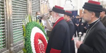 ڕێبەری ئاشورییەکانی جیهان سەردانی مەزاری پیرۆزی دامەزرێنەری مەزنی کۆماری ئیسلامی ئێرانی کرد