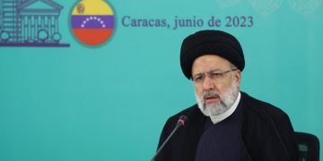 ڕەئیسی بۆ خوێندکارانی ڤەنزوێلا: تەنیا ڕێگای بەرەنگاربوونەوەی دوژمن، ئیرادە و خۆڕاگرییە