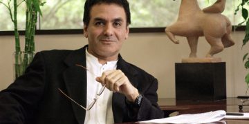 کۆچی دوایی فیروز نادری زانای ئێرانی لە ئەمریکا