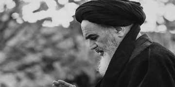 ئیمام خومەینی (رە)؛ ڕابەرێکی جیهانی کە ناویان بە زیندوویی ماوەتەوە
