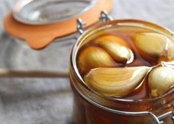 سیر لە ناو سرکەدا چ سوود و گرنگییەکی بۆ تەندرووستی دەبێت؟