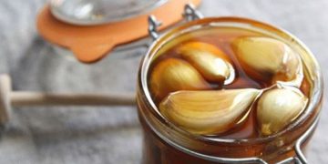 سیر لە ناو سرکەدا چ سوود و گرنگییەکی بۆ تەندرووستی دەبێت؟