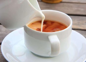 خواردنی شیر و چا بە گەدەی بەتاڵ زیانی هەیە