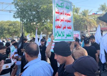 عێراقییەکان دژی دەستێوەردانی باڵیۆزی ئەمریکا ڕژانە سەر شەقامەکان