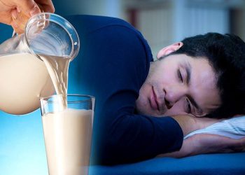 ئایا خواردنی شیر پێش خەوتن سوودی هەیە؟