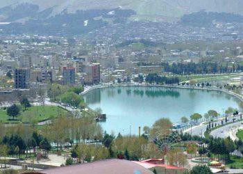 دەریاچەی کێو لە شاری خوڕەم ئاوا