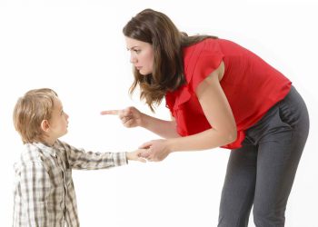 چۆن وەڵامی کارێکی هەڵەی منداڵەکان بدەینەوە؟