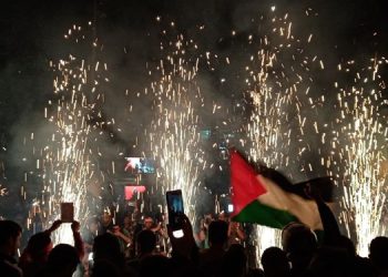 ئێرانییەکان بە بۆنەی سەرکەوتنە مەزنەکەی خۆڕاگری فەڵەستینەوە ئاهەنگیان گێڕا